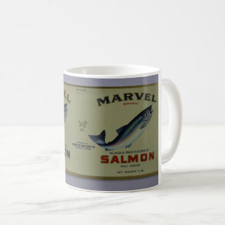 Café caneca com rótulo de salmão sockeye do Alaska da m