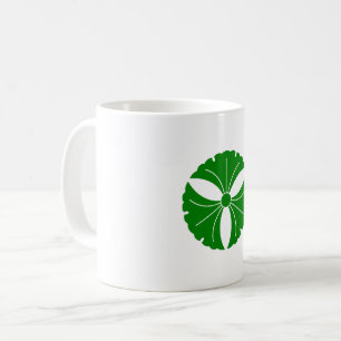 Café Caneca com três folhas de ginkgo