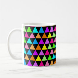 Café Caneca com triângulos de cores neon brilhantes