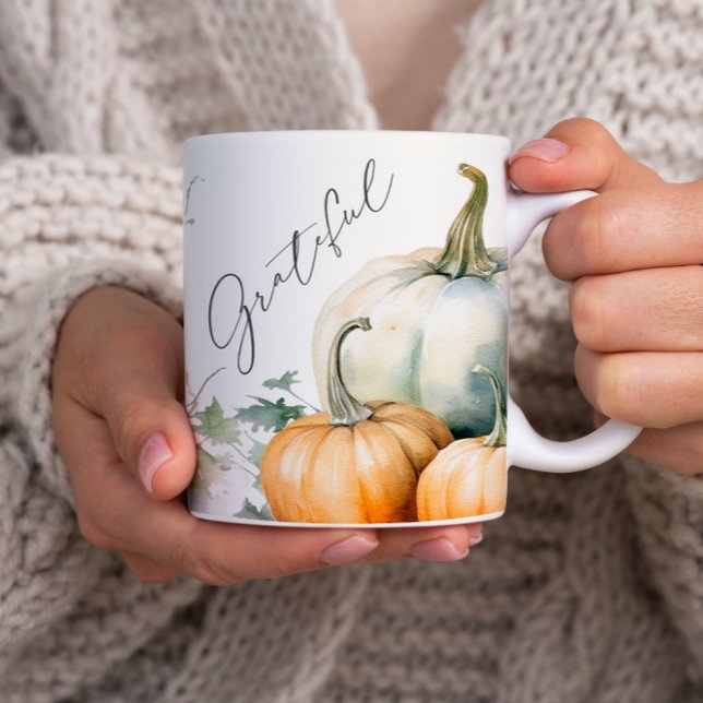 Café Caneca de Abóbora Rústica Grata com Letra Elegante (An elegant script grateful rustic fall pumpkin nug.)