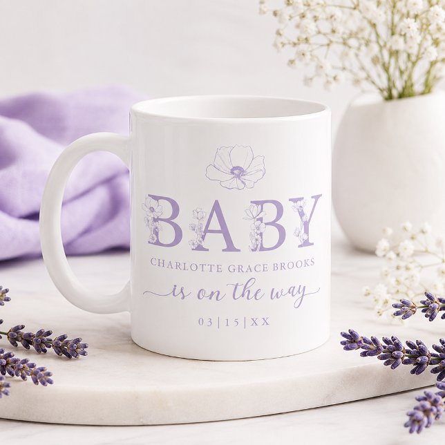 Café Caneca de Anúncio de Bebê Flor Silvestre Lavanda (Baby shower mug with lavender accents)
