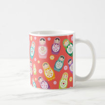 Caneca de boneca russa - fundo vermelho