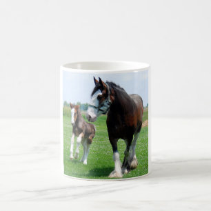 Café Caneca de Clydesdale e de potro