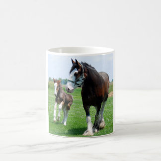 Café Caneca de Clydesdale e de potro