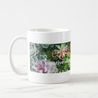 Café caneca de contar histórias em equilíbrio