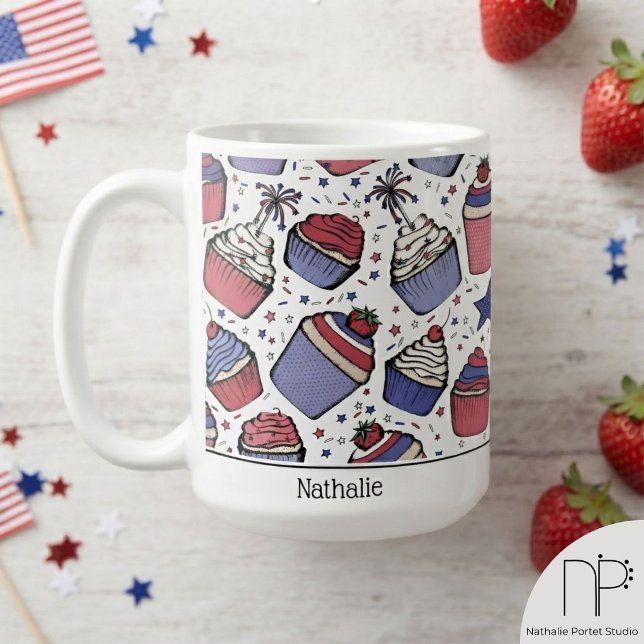 Café Caneca de Cupcake de 4 de Julho (This July 4th Cupcake Mug features hand-drawn patriotic cupcakes and strawberries by Nathalie Portet)