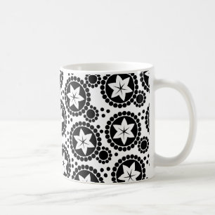 Café Caneca de flores brancas e pretas