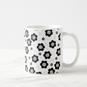 Café Caneca de flores brancas e pretas