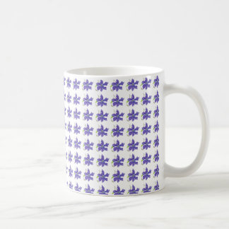 Café caneca de flores clematis