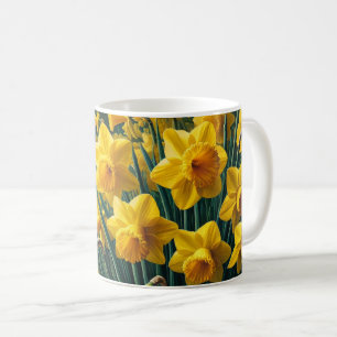 Café Caneca de flores com daffodils amarelos brilhantes