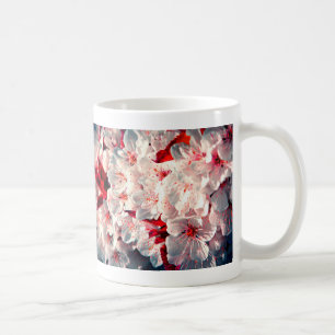 Café Caneca de flores de maçã na primavera
