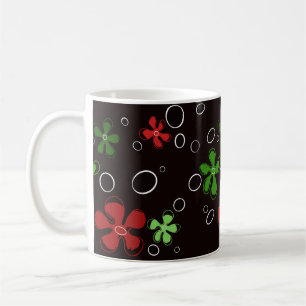 Café Caneca de flores rosas, vermelhas e verdes