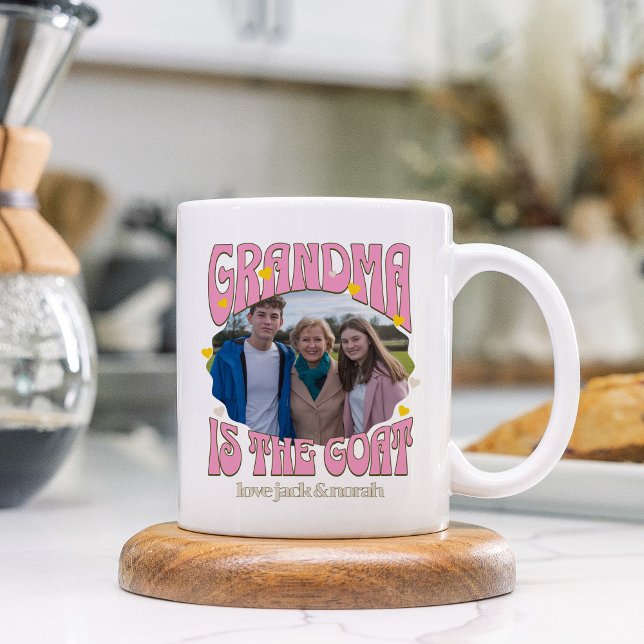 Café Caneca de Foto da Avó Retro é a Cabra (Retro GOAT mug for greatest grandma of all time with photo and grandkids names)