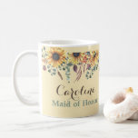 Café Caneca de Madrinha de casamento de girassol russa<br><div class="desc">Esta bonito caneca de café apresenta uma mostra rústica de girassóis, eucalipto e outros botânicos cortados no topo. O fundo é um amarelo cremoso e o texto é marrom-escuro e verde-musgo. Você personaliza com seu nome de Madrinha de casamento. Você também pode mudar de Madrinha de casamento para Bridesmaid para...</div>