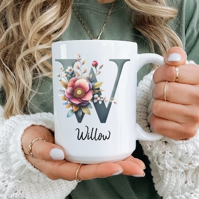 Café Caneca de Monograma Floral Elegante, Presente de A (birth flower gift, mother’s day mug, graduation gift mug, custom coworker gift, best friend mug,)