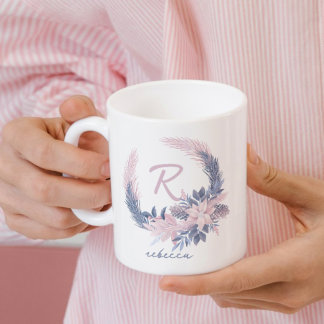 Café Caneca de Monograma Floral Pastel de Inverno Nome