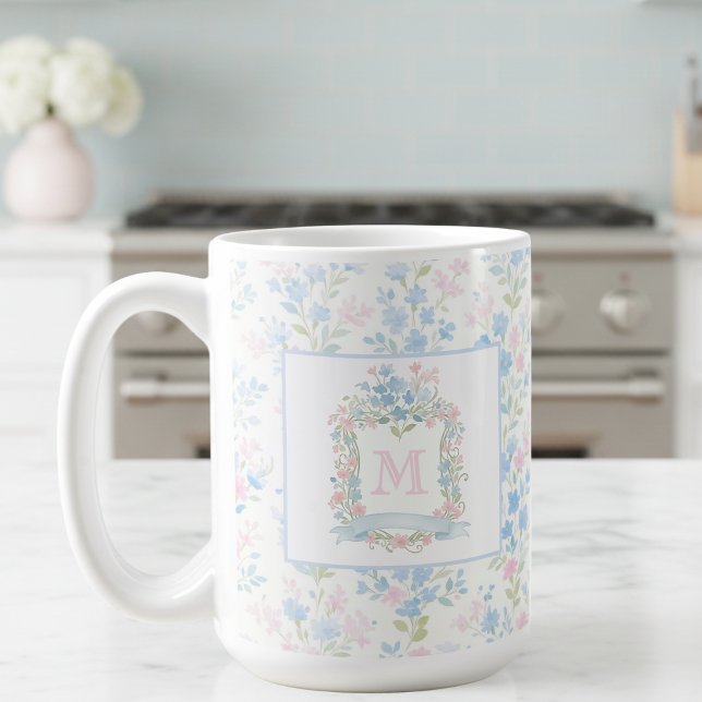 Café Caneca de Monograma Floral Personalizada (preppy pretty grandmillennial floral family crest mug with custom monogram initial)