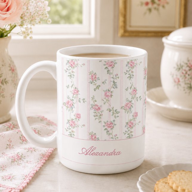 Café Caneca de Monograma Floral Rosa Personalizada (elegant grandmillennial shabby chic pink rose floral mug with custom monogram name in calligraphy)