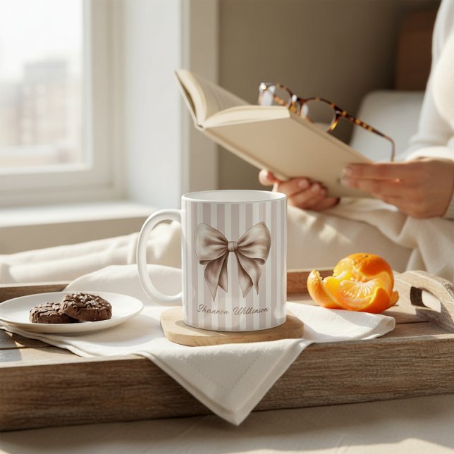 Café Caneca de Nome com Laço Elegante Listras Bege (Criador carregado)