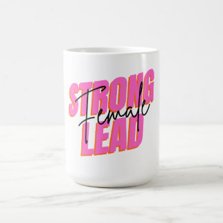 Café Caneca de Tipografia de Empoderamento 'Liderança F