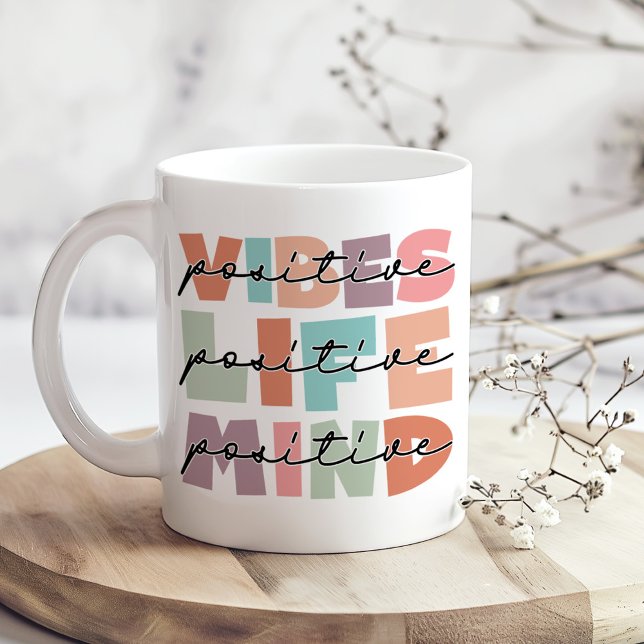 Café Caneca de Tipografia Estética Mente Positiva (Positive Vibes Positive Life Inspirational Coffee Mug on a boho kitchen table with tiny white flower)