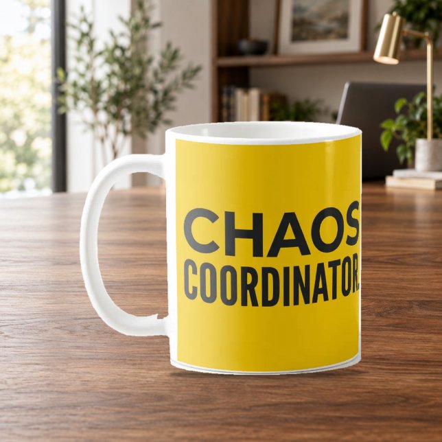 Café Caneca Divertida Coordenadora de Caos Amarela (Criador carregado)