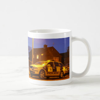 Café caneca do carro de polícia