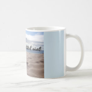 Café Caneca do estado de ânimo do flip-flop com areia