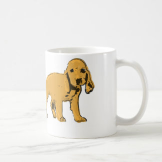 Café caneca dourada do filhote de cachorro de cocker