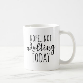 Café Caneca engraçada de Adulting das citações
