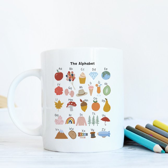 Café Caneca Infantil com Alfabeto de A a Z com Imagens (In-Context, Close up)