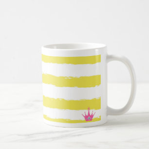 Café Caneca listrada de amarelo alegre com uma coroa ro