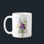 Café Caneca Personalizada Violeta Flor de Nascimento Cu<br><div class="desc">Celebre uma conexão especial com nossa Caneca Personalizada com Flor de Nascimento em Aquarela. Com uma ilustração floral que representa a beleza única do mês de nascimento, esta caneca combina estilo artístico com funcionalidade cotidiana. As texturas suaves e etéreas da aquarela sobressaem-se contra a cerâmica nítida, criando uma peça que...</div>