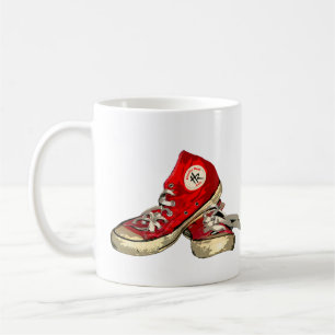 Café Caneca vermelha da sapatilha de Hightops