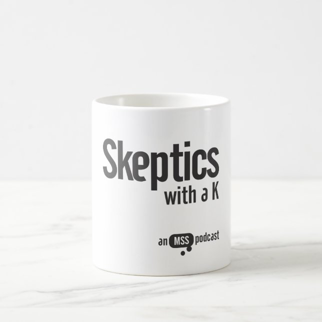Café Cépticos com uma caneca de K (Centro)
