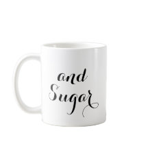 Café com a caneca do creme e do açúcar