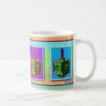 Café Copo ou caneca de Dreidels do pop art<br><div class="desc">Dreidels como o pop art é caracterizado neste copo de bebendo do divertimento que você pode pedir como uma caneca, caneca de viagem, caneca de cerveja da cerveja ou geou a caneca de cerveja ou a caneca em uma variedade de cores & estilos.</div>
