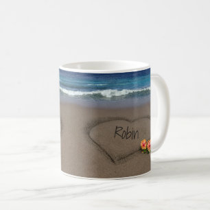 Café Corações na areia com sua caneca de texto