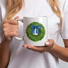 Café Coroa de buxo com caneca de cerâmica com laço azul