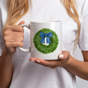 Café Coroa de buxo com caneca de cerâmica com laço azul