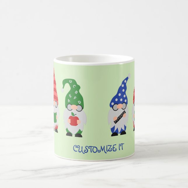Café De volta aos gnomos da escola na caneca verde de c (Centro)