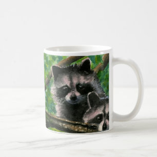 Café Dois Bandidos De Raccoon Em Uma Caneca De Árvore
