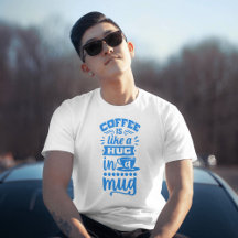 "Café é como um abraço numa caneca - Camiseta de c