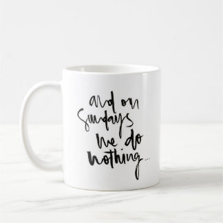 Café "E na caneca branca clássica de domingos… "-
