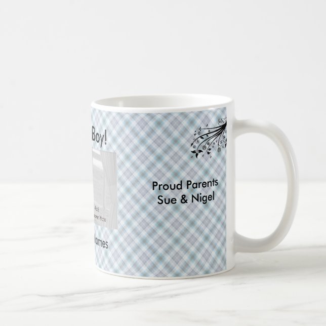 Café É uma foto de um menino que dá uma caneca (Direita)