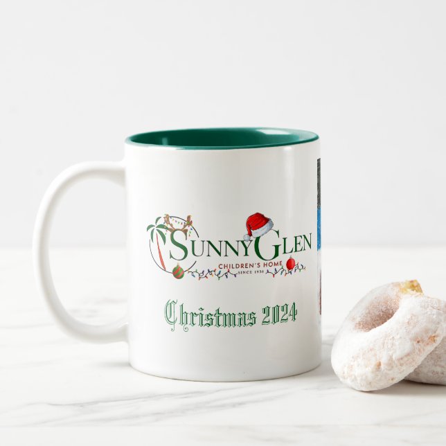 Café Em Dois Tons A caneca de Natal 2024 Sunny Glen (pequena) (Com Donut)