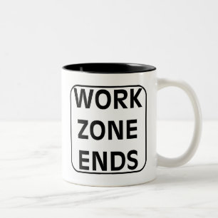 Café Em Dois Tons A zona de trabalho termina a caneca