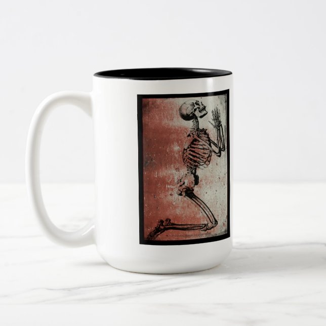 Café Em Dois Tons Caneca de Esqueleto Rezando no Halloween (Esquerda)