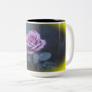 Café Em Dois Tons Caneca de Rosa Roxa Elegante na Chuva