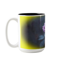 Caneca de Rosa Roxa Elegante na Chuva